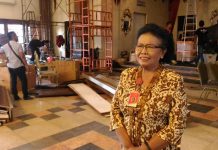 Mengintip Kesibukan Juru Rias dan Pembawa Acara