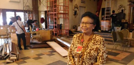 Mengintip Kesibukan Juru Rias dan Pembawa Acara