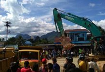 Dua Truk Tabrakan, Sopir Terjepit