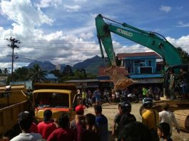 Dua Truk Tabrakan, Sopir Terjepit