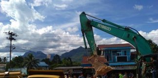 Dua Truk Tabrakan, Sopir Terjepit