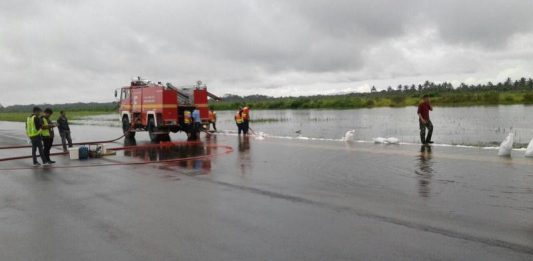 Runway Bandara Supadio Tergenang, Penerbangan Dibatalkan