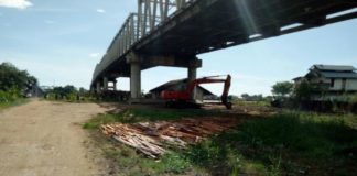 Pangkalan Pasir di Bawah Jembatan Kapuas II, Membahayakan!