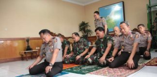 Salat Berjamaah di Makodam XII/Tpr, Tito Jadi Imam Hadi