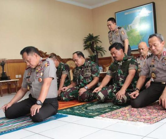 Salat Berjamaah di Makodam XII/Tpr, Tito Jadi Imam Hadi