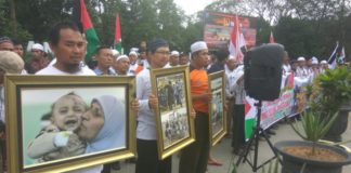 Demonstrasi Damai Perdana Tolak Pernyataan Trump