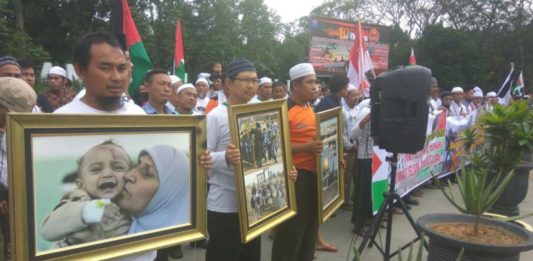 Demonstrasi Damai Perdana Tolak Pernyataan Trump