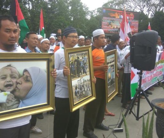 Demonstrasi Damai Perdana Tolak Pernyataan Trump