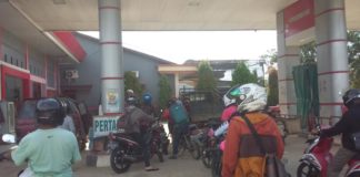 Apa-Apaan Nih..! SPBU Sekadau Lebih Prioritaskan Pembeli Jeriken