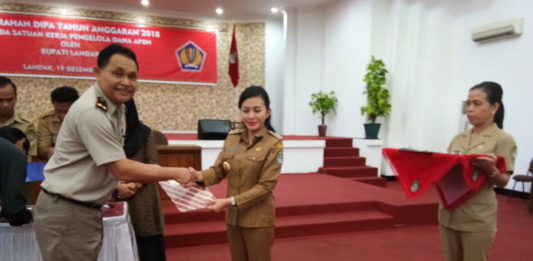 Karolin Serahkan DIPA 2018