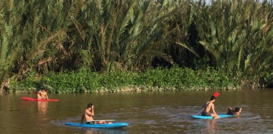 Bermain Kano di Sungai Mempawah