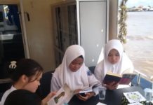 Nikmati Sensasi Beda, Membaca sambil Digoyang Riak Sungai