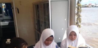 Nikmati Sensasi Beda, Membaca sambil Digoyang Riak Sungai