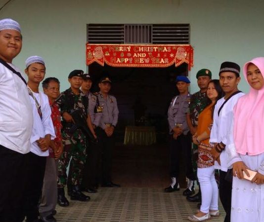 Remaja Masjid di Kapuas Hulu Jaga Gereja