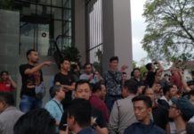 Ratusan Sopir Taksi Online dan Konvensional Nyaris Bentrok