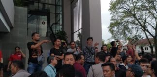 Ratusan Sopir Taksi Online dan Konvensional Nyaris Bentrok