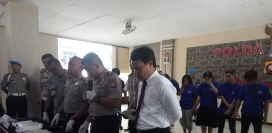 Istri Jadi Bandar, Suami Ditembak