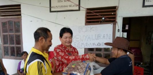 Wabup Salurkan Bantuan Kepada Korban Kebakaran Betang