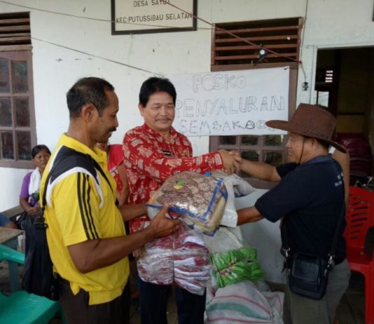 Wabup Salurkan Bantuan Kepada Korban Kebakaran Betang