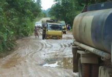Jalan Rusak, Perusahaan dan Pemkab Melawi Jangan Tutup Mata