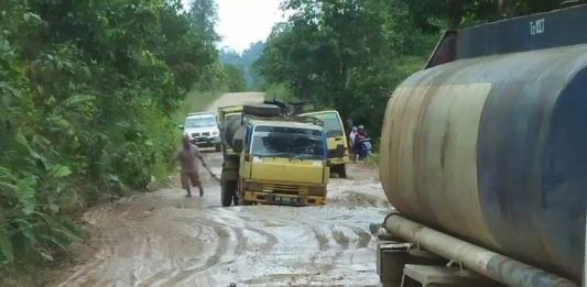 Jalan Rusak, Perusahaan dan Pemkab Melawi Jangan Tutup Mata