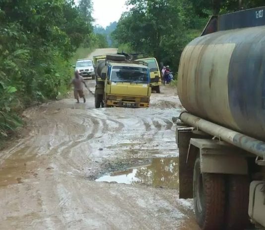 Jalan Rusak, Perusahaan dan Pemkab Melawi Jangan Tutup Mata