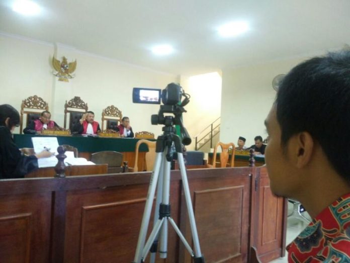 REKAM-Komisi Yudisial perwakilan Kalbar merekam proses sidang kasus korupsi meubeler IAIN Pontianak dengan terdakwa Hamka Siregar. FOTO:Achmad Mundzirin-Rakyat Kalbar.