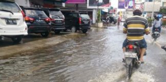 Air Mulai Penuhi Jalan dan Gang