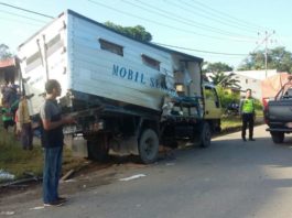 Tabrakan Dengan Mobil Ekspedisi Mobil Box Angkut Pelajar Ringsek