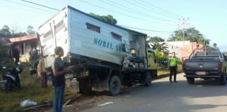 Tabrakan Dengan Mobil Ekspedisi Mobil Box Angkut Pelajar Ringsek