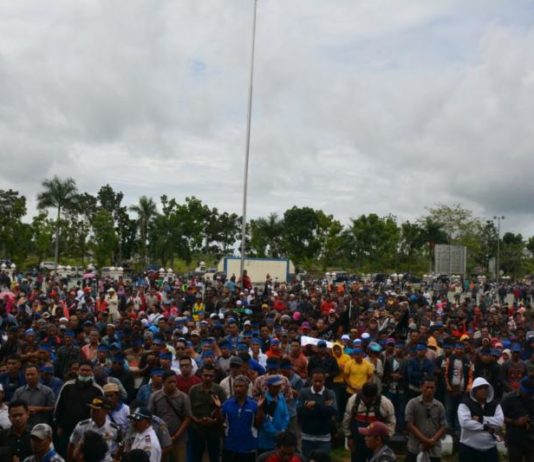 Ribuan Massa “Duduki” Kantor Bupati Kubu Raya