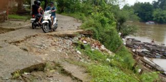 Abrasi di Jalan M Nawawi Terabaikan