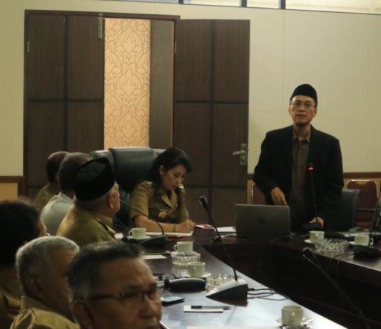 Mantan Wakil Ketua KPK Beri Arahan Hukum di Singkawang