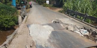 Akses ke Pantai Temajuk “Dihadang” Jembatan Rusak