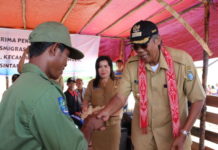 Jarot Serahkan 75 Unit Rumah Transmigrasi di Sebetung Paluk