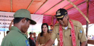 Jarot Serahkan 75 Unit Rumah Transmigrasi di Sebetung Paluk