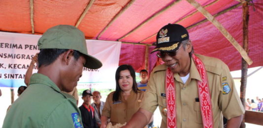Jarot Serahkan 75 Unit Rumah Transmigrasi di Sebetung Paluk