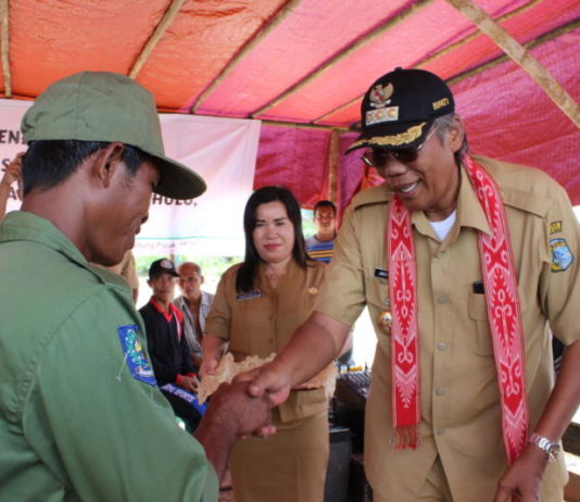Jarot Serahkan 75 Unit Rumah Transmigrasi di Sebetung Paluk