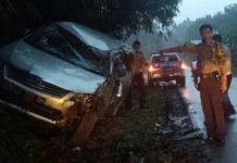 Sopir Hilang Konsentrasi, Mobil Terguling dan Tabrak Tebing