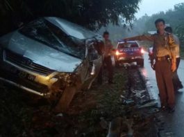 Sopir Hilang Konsentrasi, Mobil Terguling dan Tabrak Tebing