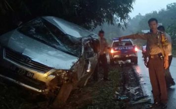 Sopir Hilang Konsentrasi, Mobil Terguling dan Tabrak Tebing