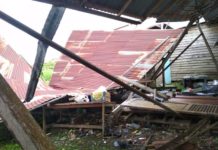 Berlari Sambil Gendong Anak, Terhindar dari Tertimpa Rumah