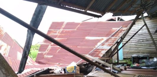 Berlari Sambil Gendong Anak, Terhindar dari Tertimpa Rumah