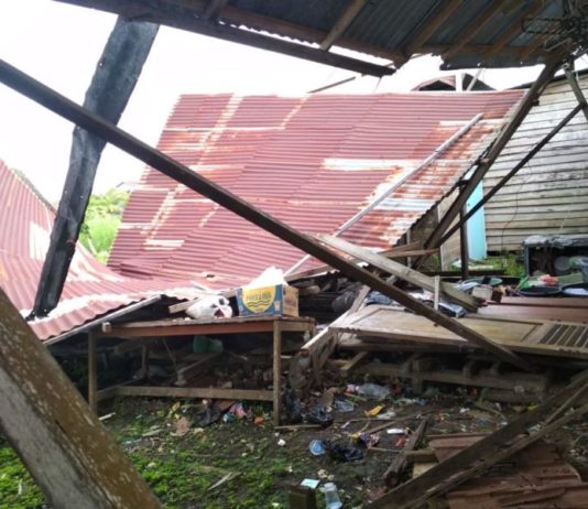 Berlari Sambil Gendong Anak, Terhindar dari Tertimpa Rumah