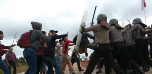 Redamkan Massa yang Beringas di Kantor KPU