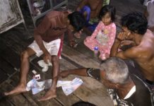 Digigit saat Mandi, Suwandi Balik Mengejar dengan Tombak