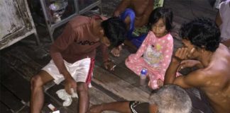 Digigit saat Mandi, Suwandi Balik Mengejar dengan Tombak