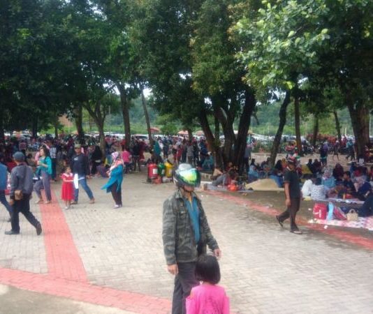 Wisatawan Banjiri Pantai Pulau Datok