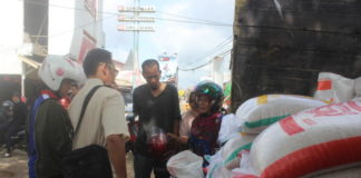 Bulog dan Pemkab Lepas 7,02 Ton Beras