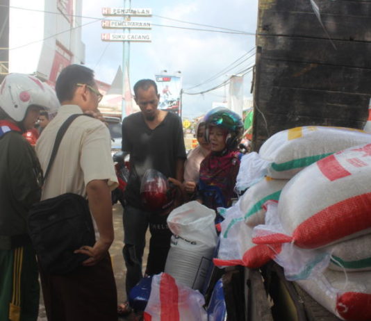 Bulog dan Pemkab Lepas 7,02 Ton Beras